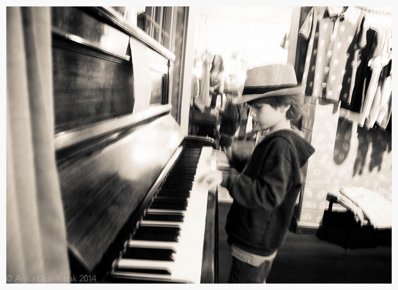 Teo playing the piano at 'Piano Man' in Gracia
